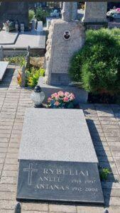 Anelės ir Antano Rybelių kapas Veliuonoje