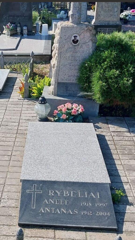 Anelės ir Antano Rybelių kapas Veliuonoje