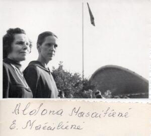 Eugenija Mačiulienė su Aldona Mačiulyte Masaitiene 1960m Vingio parkas