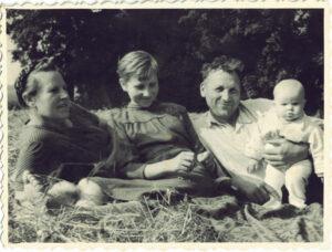 Anelė Mačiulytė, Gražina, Antanas, Regina Rybeliai