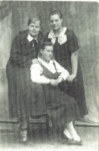 Anelė Mačiulytė (dešinėje) su savo draugėmis