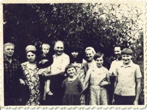 Antanas Masaitis, Nijolė Mačiulienė Katkova, Snieguolė Mačiulytė, Antanas Rybelis, Regina Rybelytė, Rima Mačiulytė, Anelė Rybelienė, Daiba Mačiulytė, Tomas ir sūnus Arvydas Mačiuliai