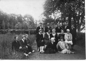 Pranciška Mačiulytė, Tomo su skarele ant žemės