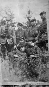 Zigmantas Mačiulis (Lietuvos partizanas Mantas) su kovos draugais stovi kairėje